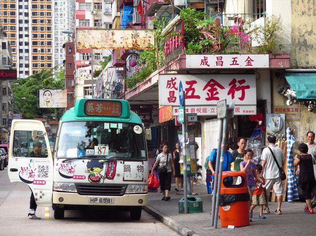 深センからバス乗り継いで香港へ。<br /><br />新田のバス乗り場に屯門行きのミニバスが<br />とまっていたので、まずは屯門へ。<br /><br />屯門で食事と散歩を楽しんだ後、<br />MTRで荃湾に移動しました。<br /><br />新界の町の中でも、元朗と荃湾は<br />香港の下町と言った感じで、<br />私のお気に入りです。<br /><br />荃湾を歩きながら、先日帰国した際<br />の祖母との会話を思い出しました。<br /><br />亡くなった祖父は香港が大好きで<br />毎年祖母と香港旅行に行っていました。<br />この間帰国の際祖母と香港の話をした時、<br />「香港楽しいよねぇ~」とすごくニッコリ<br />していて、嬉しそうだったのです。<br /><br />「でもなんで香港ばかり行ってたの?」と聞いたら、<br />「だって、シンガポールだと遠すぎるじゃない?」って。<br />「それだったら台湾でいいじゃん?」と言ったら、<br />「だって、台湾は日本(に似てる)じゃない?」だって。<br /><br />とにかく、祖母が楽しい顔をしていたのが<br />印象に残っていて、そのDNAを受け継いでいるのか<br />私も香港の町歩き好きなんだよなぁ~と思った次第。<br />