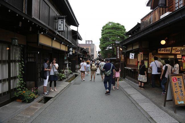 13年位前、高山に行くついでに、カミオカンデを見たくて神岡町に行ったが、まったく手がかりがなくどこにあるのかもわからないまま断念。<br />それから、10年以上たって、毎年、神岡でGeo Space Adventureなるイベントが開催され、その一環でカミオカンデの中に入れるとの情報を見つけ、翌年申し込むもあえなく落選。<br />今年も申し込むものの落選のメールが届きがっかりしていたら、1週間ほどして、繰り上げ当選のメールが届き、大喜び！<br /><br />日曜の昼の便が当たったので、せっかくなので、土曜日、高山に入って飛騨牛を堪能し、日曜日、神岡に向かうルートに決定。<br /><br />3連休の初日でもあり、渋滞を心配して、6時過ぎに出発。<br />八王子JCTは予想通り渋滞したが、それほど酷くなかった。<br />中央道はそれなり交通量が多かったものの渋滞まではいかず、8時半頃、諏訪湖SAで朝食。<br /><br />SAを出る前から雨が降り始め、雨の中、松本ICで高速を降り後は、ひたすら下道を走って、高山を目指す。<br />ほぼ順調に進み、11時過ぎには高山に入る。<br />高山では飛騨牛以外目的がなかったので、まずは我が家で愛用している家具屋さんに行ってみた。<br /><br />ここで作った椅子を以前買ったのだが、それに合うテーブルが欲しくて、いろいろ探していたが良いのがなかったけど、何と椅子と同じシリーズのテーブルがあり、しかも30%オフ。<br />更に同じ椅子も30%オフ。<br />割引の言葉に唆され、テーブルとさらに追加の椅子を購入。<br />しかも、何とか車に積めそうなので、持って帰ることに。<br /><br />その準備をしてもらっている間、お腹がすいたので、お店の人に教えてもらったラーメン屋に向かう。<br />ガイドブック(13年前の)にも載っていない、新しめのお店だったが、初めて食べる高山ラーメンは、美味しかった。<br /><br />その後、ホテルに行ってみることに。<br />高山駅近くのホテルに着くと、駐車場はほぼ満車。<br />少し後に来た人たちは、止めるところがなくて、ちょっとした騒ぎになっていた。<br />3時からチェックイン可能と書いてあったが、混雑していたせいか、2時過ぎに部屋に入れた。<br /><br />そのころには雨も止んだので、少し部屋で休んで、街歩きに出かける。<br /><br />まずは、櫻山八幡神社を目指す。<br />目的は屋台会館ではあるが、まずお参りから。<br />しかし、ここで巫女さんが賽銭箱の賽銭を回収し始める。<br />生まれてこの方、初めて賽銭箱が開いているところを見る。<br />暫し待ってお参りをしたのち、メインイベントの屋台会館へ。<br />ホテルでもらったチラシを見せると50円引き。<br />そのためチケットはもらえず、パンフレットがチケット代わりとのこと。<br />チケット代(紙代)が、割引に充てられるのか？<br /><br />入り口を入ると、観光地にありがちな無料写真撮影を撮ってもらう。<br />(小っちゃい写真は無料、大きな写真は台紙とセットで有料)<br /><br />館内は、巫女さんが解説しながら案内してくれて、とてもわかり易い。<br />(但し、語尾が少し変わっているは、方言なのか？)<br />祇園の山車はこれほど間近で見たことはないが、動く陽明門といわれる高山の山車は、勝るとも劣らない装飾ではなかろうか。<br /><br />その後、隣の建物で日光東照宮の模型を見て、古い街並みを見に行く。<br /><br />ここまでは、外人さんがちらほらいた程度で、あまり観光地っぽくなかったが、古い町並みは、日本人も含めて驚くほどの大混雑。<br />もちろん、外人さんもたくさん。<br />しかも、中華系ではなく、欧米系が多い。<br />お店の人も英語でやり取りをしていたりして、国際色豊か。<br />地酒と地ビールを買い、いったんホテルに戻る。<br />喉が渇いたので、買ってきた地ビールを飲む。<br /><br />その後、本日のメインイベント、飛騨牛のステーキを食べに、先ほどホテルに戻る途中にチェックしたレストランに向かう。<br />すでに2組の先客がいたが、30分もしないうちにほぼ満席に。<br />昔買ったガイドブックに載っていて、いまだに続いているだけのことはある。<br />せっかくなので、飛騨牛A5ランクのステーキをオーダー。<br />ミディアムレアの焼き加減と塩コショウだけの味付けが相まって、とても美味しかった。<br /><br />お腹いっぱいになったところでホテルに戻り、売店でアイス最中を買って部屋に戻る。<br />食後のデザートを食べて、ゆっくりしたところでホテルの大浴場に向かう。<br />予約した時あまり意識していなかったが、露天風呂付きの温泉を堪能。<br /><br />11時過ぎ、早起きと長距離移動と街歩きに疲れ、就寝。