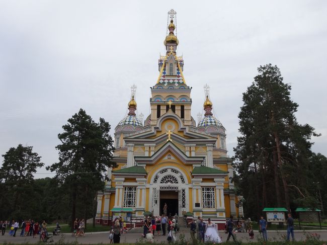 「ゼンコフ正教会」は「アルマティ」の「２８人のパンフィロフ戦士公園内」にある「１９０４年」に「釘」を一本も使用していない「木造建築」で建てられた「ロシア正教の教会」です。<br /><br />「２８人のパンフィロフ戦士公園内」では「多くの新郎新婦」が「記念撮影」を行っていました。<br /><br />「教会内」は「撮影禁止」でした。