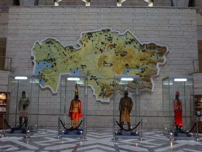 「アマルティ」にある「国立中央博物館」は「カザフスタンから出土」した「約９００００点の展示物」を所蔵する「カザフスタンの歴史」を紹介した「博物館」です。<br /><br />「写真撮影」は「禁止」ですが「１ドル」を払って「１階フロア」のみ「撮影」できます。<br /><br />写真は「正面フロア」に展示されている「イッシク古墳」から出土した「黄金人間（ゴールドマン）のレプリカ」等です。