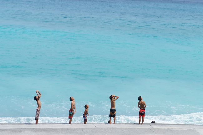 海へ空へ<br /><br />いよいよ盛りの夏<br />楽園・新島<br />島の子供たちも抑えきれない夏<br />明日から、ライフセーバーが活躍する真っ盛り突入直前の新島 <br />遥か彼方の台風１２号の影響を受けパワフルな海<br />雨のハズが、いつの間にか海も空も新島ブルー<br /><br />今年も灼熱の新島の夏本番がスタートだよ！<br /><br /><br />