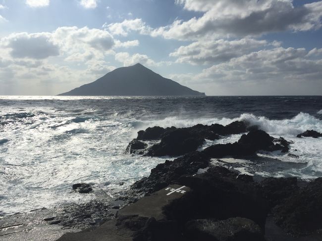 近くて温泉もあって大好きな八丈島<br />わんこを連れていったのは何度目だろう〜<br />うちのワンコはもう10歳、あと何回一緒に飛行機に乗れるかな〜<br />親しくしているロッヂワイルルのママとおしゃべりに花が咲き、<br />自然を満喫して私もワンコも大満足の休日でした