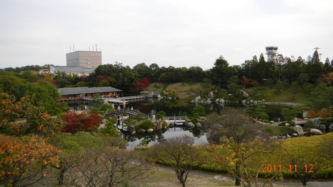 広島空港の近く、中央森林公園のなかの庭園です。サンケイエンで変換すると三景園とは違う文字のほうが出てきてしまうので、他地方のサンケイエンと間違われないようにタイトルではあえて広島三景園と言っておきます。広島空港の開港を記念して造られた比較的新しい庭園なのですが、広くて景色も良いし、池に鯉が大量にいたり、清流の向こうに小さな滝があったりして色々と癒されます。私はカメラ忘れて行ったので、携帯カメラ以外の写真は夫撮影です。