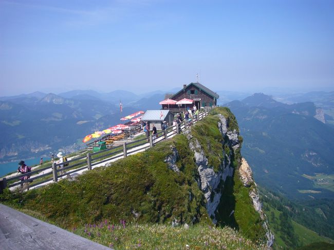 今日は朝からシャーフベルク山に行きます。ヴォルフガング到着の３日（金）の午後に登るか迷ったのですが、疲れているので無理しませんでした。<br />連日晴れていて助かりました。<br />一番困ったのは、日曜日だったので路線バスが２時間に１本しかなかったことです・・・<br />平日なら１時間毎にあるのですが、週末は要注意です。<br />そして、やっぱりザルツブルクへの移動で問題が起こりました。<br /><br />□１日目　7/02（木）晴　　ドイツ　　　 Munchen泊<br />□２日目　7/03（金）晴　オーストリア　St.Wolfgang泊<br />□３日目　7/04（土）晴　オーストリア　St.Wolfgang泊<br />■４日目　7/05（日）晴　オーストリア　Salzburg泊<br />□５日目　7/06（月）曇　オーストリア　Stubai谷 Neustift泊<br />□６日目　7/07（火）晴　オーストリア　Stubai谷 Neustift泊<br />□７日目　7/08 (水) 雨　オーストリア　Stubai谷 Neustift泊<br />□８日目　7/09（木）晴　オーストリア　Stubai谷 Neustift泊<br />□９日目　7/10（金）晴　オーストリア　Stubai谷 Neustift泊<br />□10日目　7/11（土）晴　　ドイツ　　　 Munchen泊<br />□11日目　7/12（日）晴　帰国へ　　　　ヘルシンキ経由　機内泊<br />□12日目　7/13（月）晴　関空着<br /><br />（写真：シャーフベルク山　山頂）