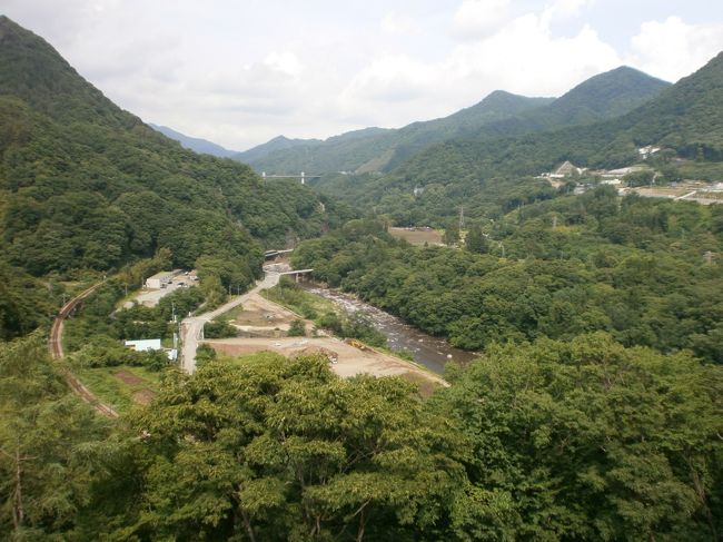 八ッ場ダムのバイパス道路が綺麗になっているというのを聞いてドライブをしました。<br />そして、国道145号の道の駅「八ッ場ふるさと館」に寄ってダム湖の湖底に沈む予定地を高台から望みました。