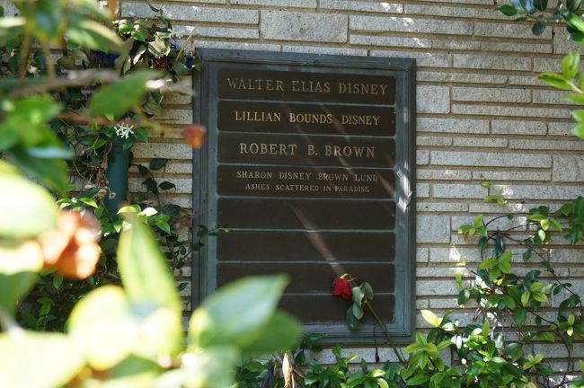 １日目はディズニーランドリゾート、２日目はウォルトディズニースタジオを満喫。<br />３日目の今日は丸１日「Walt Disney 軌跡の旅」と題して、まず最初にウォルトディズニーの納屋、Walt Disney&#39;s Carolwood Barn へ行きました。<br /><br />そしてこの後はウォルトが大好きだったレストラン「Tam O&#39;Shanter」でランチ！<br />そして、いよいよ、念願だったウォルトディズニーのお墓参り、ウォルトディズニースタジオ跡地やハリウッドなどを巡ります。<br /><br />後半のハリウッドはほとんど観光ですが、ディズニーのメインストリートＵＳＡを連想させるショッピングモール「The GROVE」やウォルトディズニーコンサートホールの情報も交えてご紹介します。<br /> 