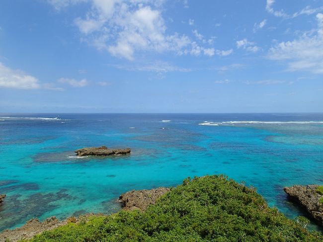 まさかのトリプル台風発生〜☆*:.｡. o(≧▽≦)o .｡.:*☆<br />ほんとは11日〜14日の予定だった宮古島でしたが、<br />台風9号が沖縄方面に近づいていて多分欠航だろうし(実際欠航でした)<br />何とか行けても、海どころか外にも出れそうにないだろうし、<br />そんなの絶対嫌だ〜(&gt;_&lt;)<br />宮古ブルーが見たいしシュノーケルがしたい！ 何とかしないと！<br />早速に友達にも日にち変更可能か聞いて<br />あまりあてにならない週間天気予報と飛行機の空き状況と宿泊施設とを<br />ネットで検索して何とか変更出来そう…<br />9日に神戸空港へ行き、飛行機は何とか15日〜18日に変更してもらい<br />宿泊するホテルやペットホテル、レンタカーなど結構大変でしたが何とか<br />全て上手く行ってラッキ〜♪日頃の行いが良いのね〜（笑）<br />今回もまた宮古島が初めての友達と、友達の小学生のMちゃんとの<br />女子3人旅で〜す。2人ともすっかり宮古島にハマって来年も<br />マンゴーの季節に絶対行く〜って（笑）<br />また2人宮古島ファンが増えました〜♪