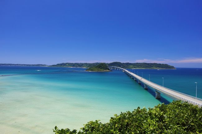 最近はあらゆるガイドブックなんかにも絶景スポットとして登場し出した「角島大橋」初めて見た時はこんなきれいなスポットが日本に存在するのかというインパクトがあって、ずっと行ってみたいと思ってたものの、関西からはけっこう遠くて行けてなかった角島。しかし、この度、福岡へ転勤したのもあって、山口県もぐっと近くなり訪れてみることに。福岡から角島までは車で約２時間と程よい距離でした。