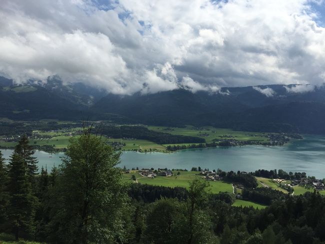 ガルミッシュ・パルテンキルヒェンを後にし、オーストリアのハルシュタット湖とシャーフベルク山頂へ。<br />この日は、雨が降ったりで良い天気ではなく、あまり景色を楽しめませんでした。キレイな景色が見たかったです。。