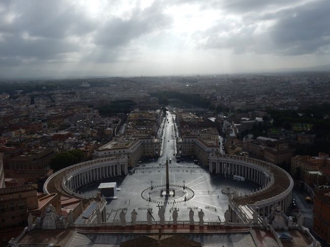 ローマ最終日です。<br />夕方17過ぎの日なので、朝から全力で廻ります。<br />何度行ってももの凄い行列で諦めていたバチカン、サン・ピエトロ大聖堂<br /><br />これを逃して日本に帰る事は出来ません。<br /><br />荷物をホテルに預け、7時台に到着です。<br /><br />クーポラに登る行列も無く、並ばずに済みました。<br /><br />残念だったのは8月15日は聖母の被昇天の祝日で<br />色んなところでミサが行われる日でしたが、<br />ローマ法王が、隣国にいらっしゃっていたと言う…<br /><br />なんという悔しいすれ違い。<br />