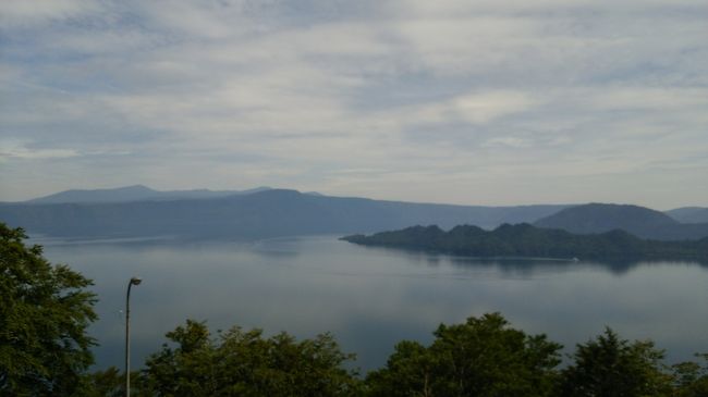 二日目は奥入瀬渓流を散策して　十和田湖を見渡せる「発荷峠」からの眺めを楽しみ<br />いよいよお楽しみの　白神山地<br />まずは　バスで「アクアぐりーんびれっじANMON」へ行きます<br />ここから専門のガイドさんと共に180分の暗門の滝までの散策をします<br />ブナの林はとても明るく　つらい山歩きのイメージはまったくありません<br />ガイドさんの説明を聞きながら　ゆっくりと歩きました<br />宿泊は　ナクア白神ホテル＆リゾートです<br />星空を楽しみにしていましたが　露天風呂からは星が少し見えたのですが<br />雲が厚く　星は見えませんでした