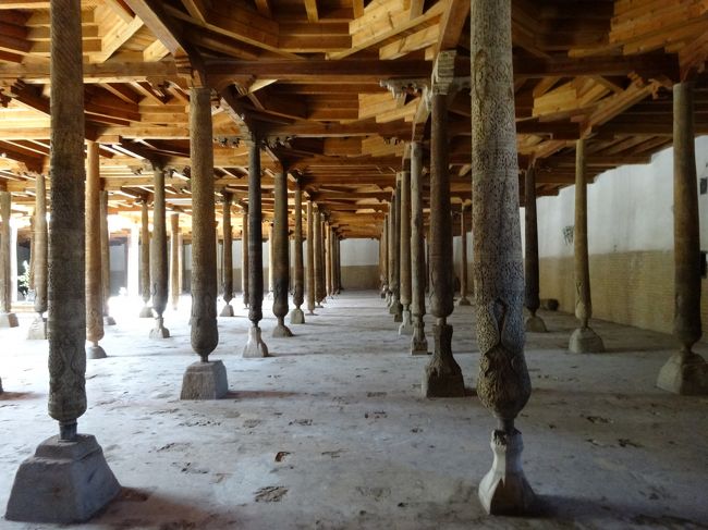 「ジュマ・モスク」は「ヒヴァ」の「イチャンカラ（内城）」にある「ジュマとは「金曜日」を意味する「１０世紀」に創建されて「１７８８年から１７８９年」にかけて「再建」された「イスラム教の礼拝堂」です。<br /><br />「中庭」は「広さは５５×４６ｍ」に「２１３本の円柱」で囲まれており「スペインのコルドバ」にある「メスキータ」も「モデル」になったそうです（現地ガイド）。<br /><br />写真は「中庭」の「円柱」です。