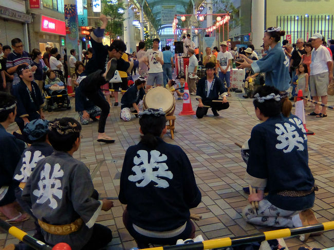 どこの地域も盆踊りが消えて行きますね<br /><br />　赤羽のスズラン通りも規模はちいさくなりましたが、<br /><br />　　例年　行われています。<br /><br />時間も少し早かったのか　人出がいつもより少ない<br /><br />　小学校の校庭でもいよいよ始まる新築工事で<br /><br />　　　最後の盆踊りをやってる事も原因か？<br /><br />ＪＲ　赤羽駅　北口　東口　下車、、<br /><br />　　直進　そこに　アーケードの商店街が有ります、<br /><br /><br />ＬＡＫＡガーデン　赤羽すずらん通り商店街<br />　　　http://www.akabane-lala.com/shop/<br /><br />義臣旅記<br /><br />２０１３　ラ　ラ　ガーデン　スズラン通りは　盆踊り<br /><br />http://4travel.jp/travelogue/10796498<br />