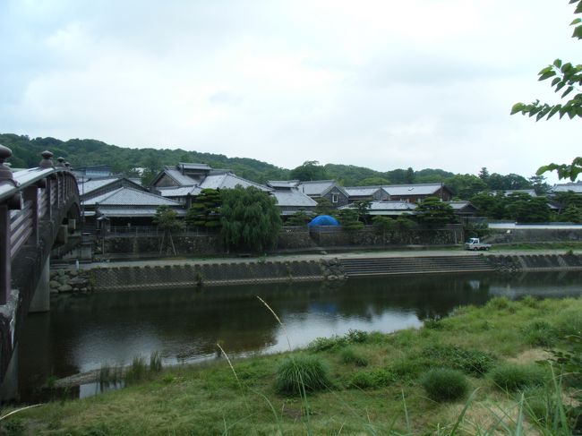 お伊勢さんへは何度か参拝していますが、<br />早朝参拝と、正式参拝がしたいと思って<br />ツアーではなく、個人で手配して行ってきました。<br /><br /><br />【1日目】<br /><br /><br />●のぞみ209号<br /><br />8:39新横浜→10:39名古屋<br /><br />●しまかぜ7011便<br /><br />10:25近鉄名古屋→11:40伊勢市<br /><br />●ランチ:山口屋<br /><br />●伊勢神宮 外宮参拝<br /><br />●宿:いにしえの宿 伊久<br /><br /><br /><br />【2日目】<br /><br /><br />●早朝、伊勢神宮 内宮参拝<br /><br />●猿田彦神社参拝<br /><br />●おかげ横丁<br /><br />●ランチ:豚捨<br /><br />●伊勢志摩ライナー7414便<br /><br />15:14宇治山田→16:37近鉄名古屋<br /><br />●ディナー:馬喰一代<br /><br />●のぞみ250号<br /><br />19:03名古屋→20:24新横浜<br /><br />