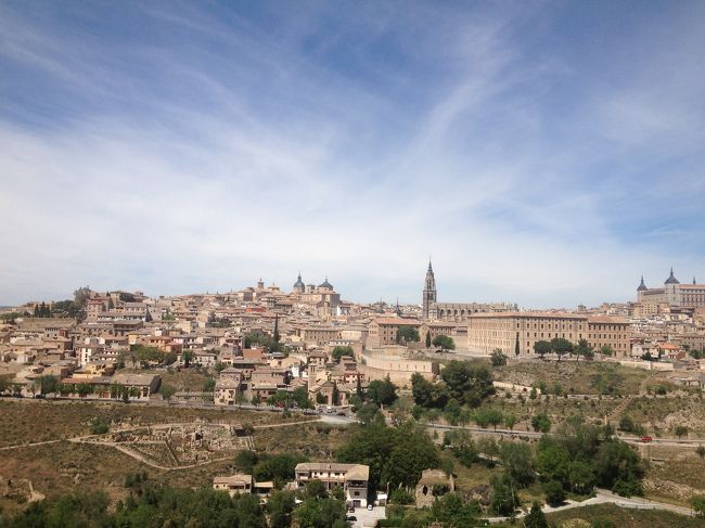 2015年GWにお手頃ツアーでスペインに行ってきました♪<br /><br />この旅行記はスペイン旅の最終編、マドリード、トレドをちょこっと訪れた様子です。<br /><br /><旅程><br /><br />1日目 10:45 KIX発 AY0078 14:55 ヘルシンキ着<br /> 17:25 ヘルシンキ発 AY3269 20:25 バルセロナ着<br /> (バルセロナ泊)<br /><br />2日目 バルセロナ観光~タラゴナ (アルファファール泊)<br /><br />3日目 グラナダ観光 (グラナダ泊)<br /><br />4日目 ミハス、ロンダ観光 (グラナダ泊)<br /><br />5日目 コルドバ観光~ラ・マンチャ (マドリード泊)<br /><br />6日目 マドリード、トレド観光 (マドリード泊)<br /><br />7日目 10:15 マドリード発 AY3184 15:30 ヘルシンキ着<br /> 17:20 ヘルシンキ発 AY0077<br />8日目 8:55 KIX着