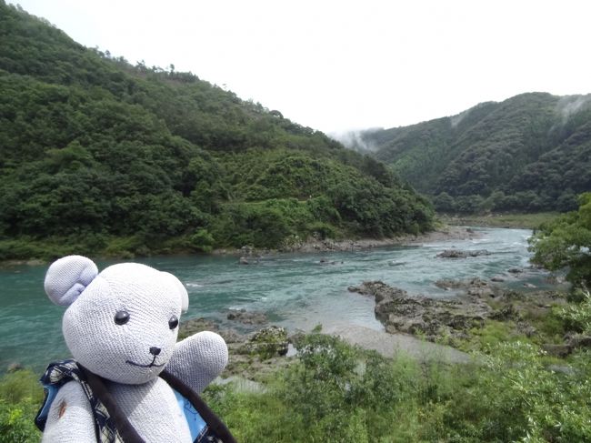 夏の旅行。<br />旦那の希望で車で四国になりました。<br />当初は往復フェリーで愛媛県中心の予定が、旦那の職場のイベントの都合で初日は午後から出発。<br />瀬戸大橋経由高知入りして、四万十経由で滑床渓谷の森の国ホテルに行く旅となりました。<br />台風１２号の影響はありつつ、雨の四万十川・滑床渓谷もなかなかのものだったのでした。<br /><br />初日<br />自宅→瀬戸大橋→高知市ホテル港屋（泊）<br />２日目<br />高知市（はりまや橋・日曜市・土佐テラス）→道の駅かわうその里いさき→四万十海洋堂ホビー館→道の駅四万十→森の国ホテル（泊）<br />３日目<br />滑床渓谷→虹の森公園→佐田岬→三津浜港→柳井港→自宅<br />