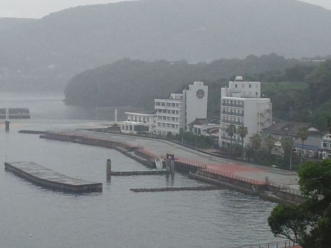 昨日に続き朝早く今度は湯の児温泉にやって来ました。温泉はどこも朝から日帰り入浴が出来るところはありませんでした。<br />温泉街をぶらりとまわり湯の児島公園の一の島をぐるりと散策、湯の児海水浴場には子ども連れの家族が朝早くから水遊びをしています。<br />　　由来<br />湯の児温泉は熊本県水俣市にある温泉で古くから温泉が湧いていたと言われ景行天皇の熊襲征討の際、発見されたと伝えられてます。その湯が暖かったことから湯の子供という意味で湯の児と名付けたと言う。