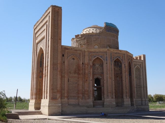 「トレベク・ハニム廟」は「クフナ・ウルゲンチ」にある「１３７０年」に建てられた「トラベク・ハニム（チンギスハーンの長男ジョチの後裔の妃」のための「霊廟」です。<br /><br />「クフナ・ウルゲンチ」は「ウズベキスタンとの国境線」に位置する「トルクメニスタン北東部の都市」で「１２世紀」には「中央アジア」で「シルクロードにおける最大の都市」でした。<br /><br />「モンゴル来襲」を受けるまで「ホラズム・シャー朝（１２〜１３世紀）の首都」として機能していたこともあり「２００５年」には「クフナ・ウルゲンチ」として「世界遺産」に登録されました。<br />