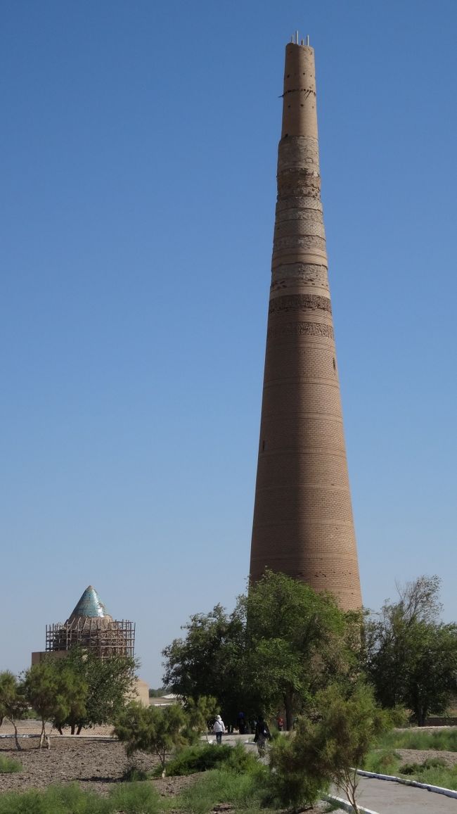 「クトルグ・ティムール・ミナレット」は「クフナ・ウルゲンチ」にある「１１世紀」に建設された「中央アジア」で「一番高い」とされる「高さ６０ｍ」の「ミナレット」です。<br /><br />「クフナ・ウルゲンチ」は「ウズベキスタンとの国境線」に位置する「トルクメニスタン北東部の都市」で「１２世紀」には「中央アジア」で「シルクロードにおける最大の都市」でした。<br /><br />「モンゴル来襲」を受けるまで「ホラズム・シャー朝（１２〜１３世紀）の首都」として機能していたこともあり「２００５年」には「クフナ・ウルゲンチ」として「世界遺産」に登録されました。<br />