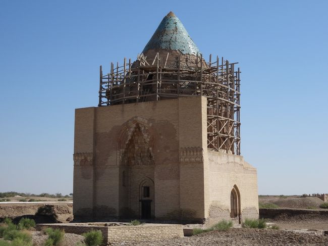 「スルタン・テケシュ廟」は「１３世紀前半」に建立された「霊廟」です。<br /><br />「クフナ・ウルゲンチ」は「ウズベキスタンとの国境線」に位置する「トルクメニスタン北東部の都市」で「１２世紀」には「中央アジア」で「シルクロードにおける最大の都市」でした。<br /><br />「モンゴル来襲」を受けるまで「ホラズム・シャー朝（１２〜１３世紀）の首都」として機能していたこともあり「２００５年」には「クフナ・ウルゲンチ」として「世界遺産」に登録されました。<br />