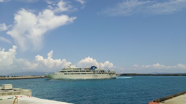 仕事でまた伊江島にいってきました。夏休みに入っているので、ホテルもどこも満室だし、観光客でどこもかしこもいっぱいです。空港についた途端にレンタカーをかりる人達がたむろしてました。今回沖縄にいって気づいたことがありました。それは沖縄の人は高速道路であまりETCカードを使ってないということです。なんでだろ。沖縄は高速道路をあまり使う必要がないから普及率が悪いのかな<br />(?_?)<br />伊江島にも車をフェリーに載せるので事前予約が必要でしたが９時の便はいっぱいで11時本部発になり11時半到着、帰りも飛行機の関係で14時半伊江島発と強行スケジュールでした。でもちゃっかりと観光もしてきました。今度は泊まりでいきます。