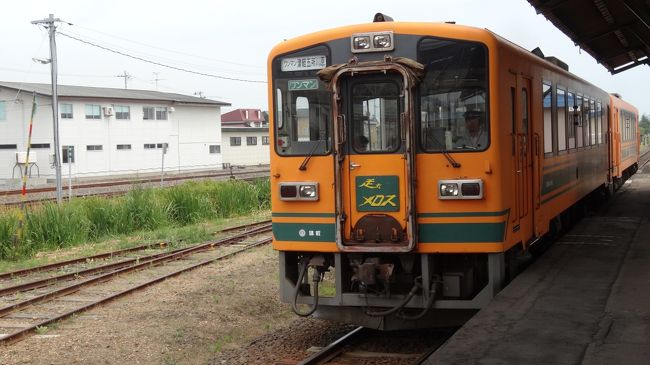 だいぶローカルな津軽鉄道に初めて乗ってみました。<br />沿線の風景はリンゴ畑よりも水田が多く、<br />予想以上に民家も多くありました。<br />列車内には女性のアテンダントが乗車しており<br />いろいろと観光案内、観光相談などをしてくれます。<br />沿線での最大の見どころは金木駅の太宰治の生家である<br />斜陽館ではないでしょうか。