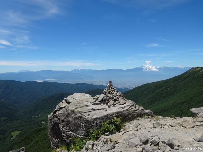 今年も学生時代の仲間と恒例の花旅に出かけました。<br />１日目は松本市内観光の後、浅間温泉に宿泊、２日目は標高２，０００ｍの美ヶ原高原で３６０℃の大パノラマを楽しみました。<br /><br />第１１回目を迎えた花旅は、Ｎ隊長が皆の体力に合わせて「標高差１００ｍ程度の、のんびりした高原散策」をセットしてくれました。<br />そのお蔭で、過去最多の１８名（関東から１０名、名古屋方面から８名）が集まり、最高のお天気の下、楽しい２日間を過ごすことが出来ました。<br /><br />旅行記は(1)松本城〜旧開智学校、(2)美ヶ原高原の２冊に分けてあります。<br /><br />（この旅行記の解説は、美ヶ原観光連盟のＨＰを参照しています。）<br />