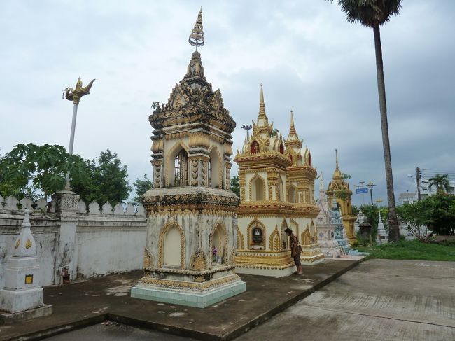 タイ人ラオス人だけのイミグレから徒歩で、一番遠いワット・プラ・マハタートへ<br /><br />途中　雨が降ってきて、傘を持っていかなかったので、雨宿りをしました。