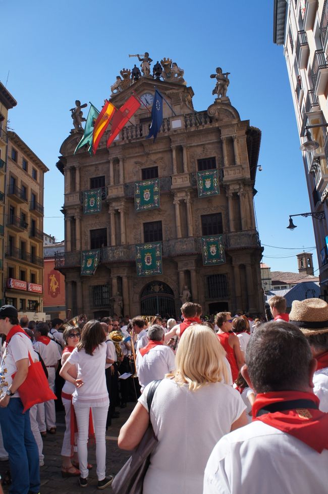 　Barcelonaで3泊した後は、この旅のメインイベント、San Fermin祭に参加するため、Pamplonaに向かいます。見学ではなく、あくまで「参加」です。メインのエンシエロ（牛追い）は明朝ですが、本日の夕方から祭りの雰囲気を存分に味わいたいと思います。