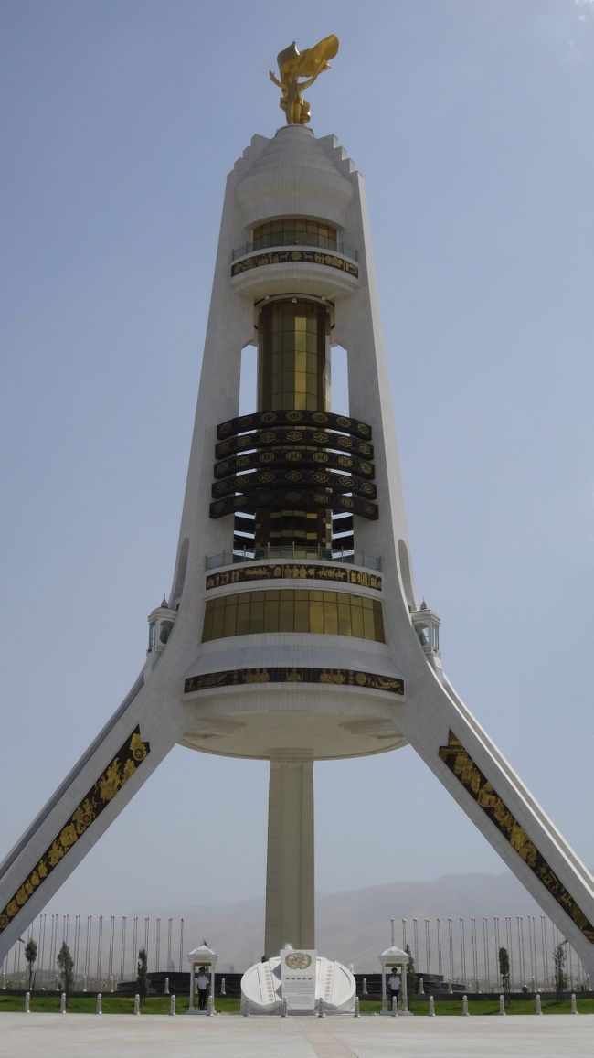 「永世中立の塔」は「トルクメニスタン」の「首都アシハバード」の「中立広場」にある「永世中立国」と「国連総会」で承認されたことを記念して作られた「高さ７５ｍ」の「シンボルタワー」です。<br /><br />「塔頭」で「黄金」に輝いているのは「太陽の動き」に合わせて「２４時間」で「１回転（３６０度）」する「１２ｍ」の「ニヤゾフ前大統領（中央アジアの金正日）」です。<br /><br />残念ながら「昼休み」のため「閉まって」おり登ることはできませんでした。