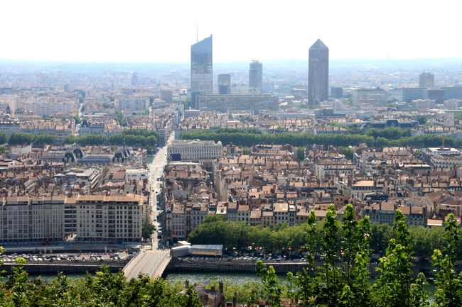 リヨンからボルドーまで、フランスを東から西に横切った約2週間の旅の記録。楽しみにしたのはル・ピュイからはじまる『巡礼の道』だ。いつか一人で歩いてみたかったところだが、妻の同行で無理のない計画に変更した。期間を短縮し、ホテルに宿泊して電車やバスで移動する。せめて巡礼者らしく清貧で慎ましい旅を心がけたが、「グルメと買い物こそが旅の醍醐味」と考える人との隔たりは大きく、「人生は妥協の連続」と悟りなおした。