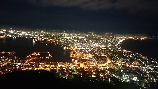 ２度目の函館旅行。<br />前回は定番の観光地を巡ったので、今回は定番の名物を食べまくり！<br />夏でも爽やかで過ごしやすい気候も手伝って、とにかくたくさんのメニューを平らげました。<br />ご馳走さまでした！<br /><br />【主な行き先(食べ物)】<br />★１日目…星龍軒(塩ラーメン)・旧函館区公会堂(ソフトクリーム)・五島軒(カレー)・箱館山<br />２日目…朝市(海鮮丼、塩ラーメン)・五稜郭(ジェラート・ラッキーピエロ)・大門横丁(ジンギスカン)<br />３日目…湯の川温泉(お団子)・五稜郭(回転寿司)・ハセガワストア(焼き鳥弁当)