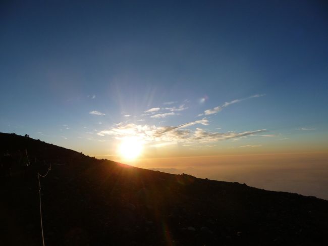 ひとり富士登山でしたが、多くの素敵な出会いがあり、たくさんお喋りして楽しい時間でした。<br />天候にも恵まれて、美しいご来光を拝む事ができました。<br /><br />7/26(日)<br />新宿高速バス:1451 1号車 6:40発車→富士山五合目(スバルライン)ぴったり9:05着→レストハウス屋上で早昼飯→五合目出発 10:20→安全指導センター 10:53→六合目(休業中)11:00→七合目(2700m)花小屋 11:49→日の出館11:52→トモエ館 11:57→鎌岩館 12:06→富士一館 12:07/12:15→鳥居荘 12:25→東洋館 12:34→八合目 太子館 13:00/13:10(珈琲)→蓬莱館 13:17→白雲荘 13:37→元祖室 13:53→本八合目富士山ホテル 14:20 夕食16:00 富士山ホテル泊<br /><br />7/27(月)<br />午前1時起床 行動食を摂り、2:10過ぎ山頂へ出発→→3:35山頂久須志神社着→山口屋さん内 甘酒→御来光→御鉢巡り一周出発→久須志社社→本八合目へ戻る6:13富士山ホテルで朝食→下山開始 7:20→安全センター8:29→六合目(休業中)8:40→五合目 8:53着→河口湖行バス10:15→タクシーにてふじやま温泉→ハイランドバスステ一ション13:48発→新宿16時着