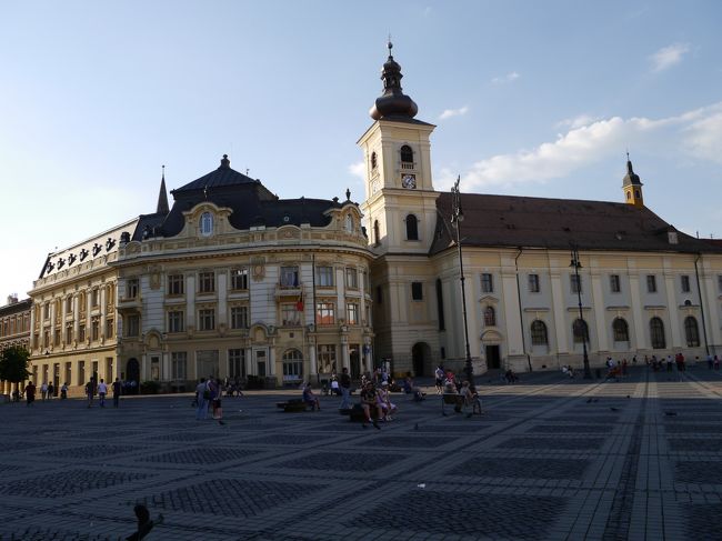 次はＳｉｂｉｕ（シビュウ）、ルーマニア中部の街で、ドイツ系住民がかって多く住み、その影響が街に出ている。この街には3種類の教会があり、カソリック、ドイツ系教会、ルーマニア正教会となる。旧市街の建物もドイツ系の影響を受けており、テミショアラと比べると様式が違う。<br /><br />旧市街は2つの広場を中心に構成されているが、古い建物がきちんと整備されている。<br /><br />問題はアクセスである。とくにハンガリー方面からのアクセスは鉄道の大規模修復のため、極めて悪い。テミショアラから1日がかりに近い時間を要した。また、バス便は東部のブラショフ方面はあるが、西部方面は便数が少なく鉄道と同様に時間がかかる。つまり、ルーマニアはブカレストを中心とする東部方面とテミショアラ中心とする西部方面とが中部の山岳地帯により寸断されたようになっている。よって、ルーマニア旅行はともかく移動に時間がかかる。