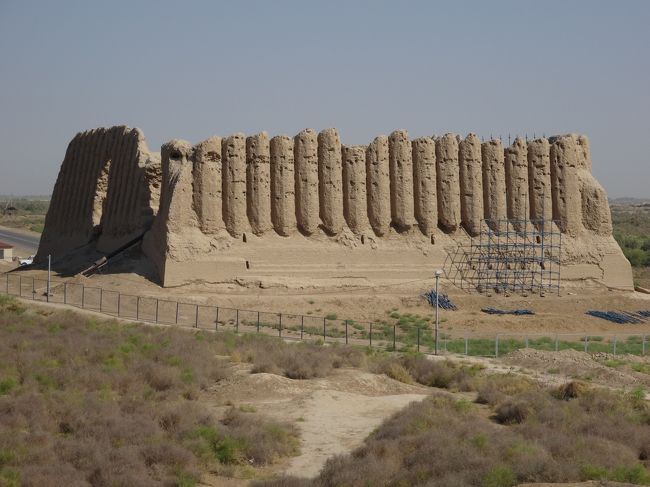 「メルブ遺跡」は「紀元前６世紀」ごろから繁栄しはじめた「シルクロードのオアシス都市」として栄えた「人口は１００万人」に達したといわれる「中央アジア最大の遺跡」です。<br /><br />「ホラズム・シャー朝支配下のメルブ遺跡」が「廃墟化」したのは「チンギス・ハーンの要求を伝えた特使」が「殺害」されたため「１２２１年」に「復讐戦」として「モンゴル騎馬団」が攻め込んで「１００万人の住民」を一人残らず「皆殺し」にしたことによるためです。<br /><br />「１９９９年」に「国立歴史文化公園“古代メルフ”」として「トルクメニスタン初の世界遺産」に登録されました。<br /><br />写真は「高さ２０ｍ」あったとされる「６世紀から７世紀」の「有力者の住居」と思われる「大キズ・カラ（乙女の城）」です。