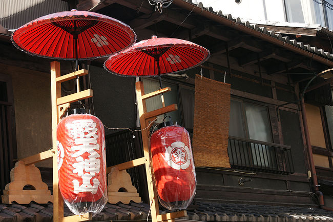 今年も祇園祭にやって来ました。<br />前祭りの宵々山です。<br />いつもは暗くなってから来るのですが、今年は明るいうちに…。<br />日本を代表するお祭り。<br />関西に住んでいて良かった…と思える行事の一つです。<br /><br /><br />過去の京都・京都市(祇園祭)散歩記<br /><br />関西散歩記～2014 京都・京都市内編～<br />http://4travel.jp/travelogue/10916992<br /><br />関西散歩記～2013 京都・京都市内編～<br />http://4travel.jp/travelogue/10806518<br /><br />関西散歩記～2011 京都・京都市内編～<br />http://4travel.jp/travelogue/10603921<br /><br /><br /><br />京都府まとめ旅行記<br /><br />My Favorite 京都 VOL.1<br />http://4travel.jp/travelogue/10945390<br /><br /><br />