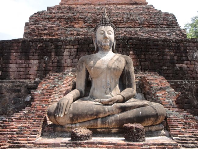 タイを訪問する上でどうしても行きたかった遺跡の一つでありながらなかなか行けなかったスコータイ遺跡へやっと行ってきました。丁度バンコクとチェンマイの中心にあるため、どちらからもついでには行きにくかったので思いきって第一目標にして行くことにしました。<br /><br />エアラインは中国東方航空＋上海航空で上海経由関西??バンコク往復です。<br />往路2015/05/02<br />MU9882 KIX→PVG  19:30→20:40<br />MU9841 PVG→BKK 22:20→01:55<br />復路2015/05/09<br />MU9854 BKK→PVG 10:25→15:40<br />MU0729 PVG→KIX   18:30→21:30 <br /><br />チケット価格21.300円 合計53.990円です。<br />別途ドンムアンからビサヌロークまでエアアジアで移動します。