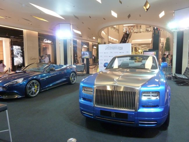 サイアムバラゴンで高級自動車展示を見る