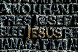 灼熱のスペインを駆け足で⑨　バルセロナ　（ガウディ、なんて人なの！）褒めている