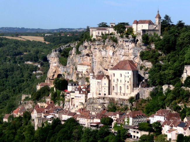 フランスの田舎町は美しい。イタリアも負けないが、もう少し緻密で、陽気さも控えめな印象を受ける。原色を排したパステル画の風情か。<br />急峻な崖に張りつくロカマドールは巡礼者の聖地。正規の巡礼路からは外れるが「重要な寄り道」に指定されて、今も多くの参拝者が足を向ける。次いで訪ねたサルラ･ラ･カネダは中世期から500年に渡って繁栄を誇った堅牢な要塞都市。往時の姿がよく保存され、名産のフォアグラやトリュフ料理でも人気の高い観光地である。<br />