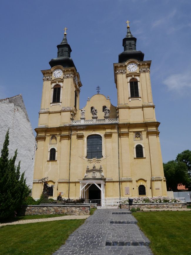 ブダペストから日帰りできる小さな街がＳｚｅｋｅｓｆｅｈｅｒｖａｒ（セーケシュフェヘールヴァール）である。ブダペストとバラトン湖との中間にあり、旧市街を持つ。<br /><br />電車で行くと駅から市バスでバス停３つ目になる。いくつかのバスが行くが、どのバスに乗れば良いかは現地で尋ねて下さい。ブダペストからはバスで行く方が便利です。ネープリゲトのバスターミナルから頻繁にバスが出ており、到着のバス駅が旧市街に面しており、アクセスが良いです（時間は70分程度）。<br /><br />旧市街は城壁に囲まれており、広くないので歩いて回れます。なお、バス駅の地下に有料トイレがありますが、ここはきれいです。