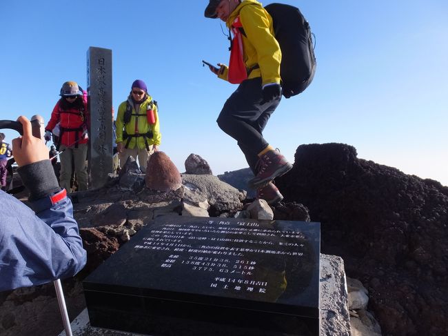 山室（萬年雪山荘）～下山（富士宮口）までです。<br /><br />今回、５年ぶり？５回目のアタックです。<br />①富士吉田口：弾丸<br />②富士吉田口：弾丸<br />③須走口：１泊<br />④御殿場口：１泊<br />⑤富士宮口：１泊<br />やっぱり、弾丸より宿泊ですね。年のせいかもしれませんけど、宿泊の方がリスク少ないです。昼間の景色も晴れていれば楽しめるし、夕食のカレーも旨いしね。弾丸は寝不足もあり、高山病になりやすいと思います。<br />