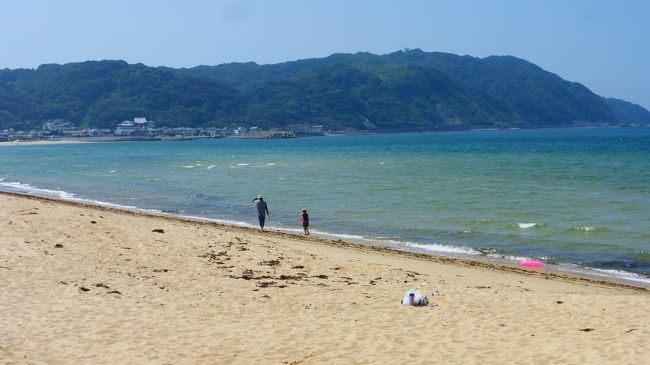 九州もやっと梅雨が明け、太平洋高気圧に覆われた安定した天気が続くようになって来ました。<br /><br />そんな中の休日、前日から天気が良いと分かっていた為、何処かに日帰り旅行に行きたいと、急に思い立ったのです。<br /><br />しかし、日中の最高気温の予想は３４℃でもある為、レンタカーを借りての日帰り旅が良いように思えて来ました。<br /><br />普段使っている、タイムズレンタカーは空きがなく予約不可だったのですが、楽天トラベルで検索すると、初利用のバジェットレンタカーが予約（ＪＳクラスが、１２時間借りたとしても、３，３８０円）出来たので、このバジェットレンタカーで日帰りドライブ旅に行く事にしました。<br /><br />今回の日帰り旅は、前から行きたいと思って思っていた、「宗像大社辺津宮」と、その比較的近くにある、「宮地嶽神社」参拝が目的と決めて出発しました。<br /><br />実際は、この２ヵ所の参拝だけでは時間が余った為、帰りに、久し振りに、「志賀島」にも立ち寄りました。<br /><br /><br /><br /><br />「宮地嶽神社」に行った後、まだ結構時間があった為、帰りに、海の中道と、志賀島一周ドライブをした時の様子です。<br /><br /><br />なお、旅行のタイトルには、《投稿旅行記冊数１，０００冊達成記念版》と入れましたが、特に何か記念になるような事は行っていません。<br />