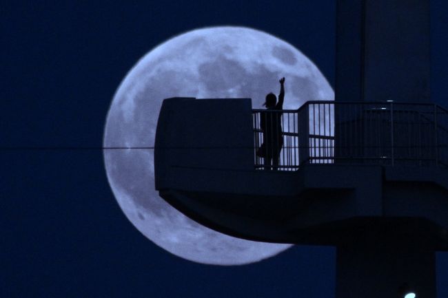 ブルームーンって、聞いたことあります？<br /><br />文字通り「青っぽく見える月」もそうなのですが、一般的には、１ヶ月に２回満月があることを言うそうです。<br />そして2015年7月31日は１ヶ月に２回の満月、ブルームーンでした。<br /><br />このブルームーンは、普段の満月とは一段違う神秘の力を持っているそうで、この日に月に祈ると願いが叶う…<br />とかで、熱心に祈る女子も多いそうです。<br /><br />１ヶ月に２回満月があるのは珍しい現象で、だいたい平均すると３年に１回とか言われてます。<br />ちなみに女子に聞くと、１ヶ月に２回アレが来るもの、とってもブルーで損した気分だそうで、<br />こちらも一種のブルームーンなんだそうですヨ。<br /><br />満月というのは、平均すると29.52日が一周期で、対して１ヶ月というのは平均すると30.43日。<br />つまり満月が月初の0.91（30.43−29.52）日の間にやってくれば、<br />平均してその月は月末までにもう１回満月がやって来る計算になります。<br />30.43÷0.91≒33 なので、<br />平均すると33ヶ月に１回で、３年に１回ということなのでしょしょう。