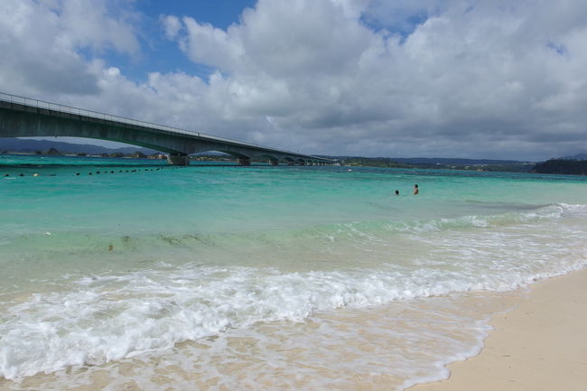 2014年夏休みの宮古島旅行は台風で散々だったため、今年の日程はどうしようかとグズグズしていたら沖縄梅雨明けのニュースが飛び込んできた(6/11)。<br /><br />やっぱり台風が来る前に急いで行きたい！<br />ホテルの空き具合を調べてみるが、１週間後の週末はほとんど空きなし、２週間後の週末ならボチボチ空いていたので日程決定。<br /><br />宮古島まで行きたいけど今年は２泊３日と短い日程。GW旅行の中国国際航空とジャーマンウィングスで、ANAに4名合計24440マイルついたので、那覇までなら15000マイル×4名=60000マイルで残高ギリギリ、追い銭なし、というわけで本島旅行に決定。<br /><br />写真：2015/07/06 9:39 古宇利ビーチ