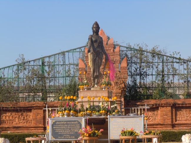 タイ北部、ランプーンに祭られるハリプンチャイ王国の女王「チャーム・ティーウィーの像」