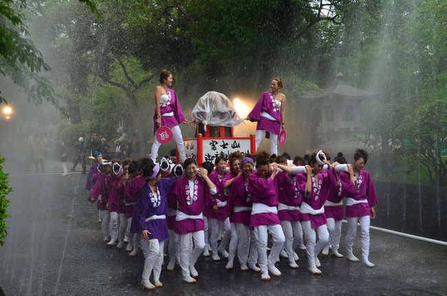 ここ3年くらいになりますか。<br />毎年見に来ている“富士山御神火まつり”をまた見に来ました。<br />200枚くらい撮りましたので、整理しながらまとめて行きます。<br />第2回は、メインの会場となる富士山本宮浅間大社から神輿の出発です。<br /><br />“富士山御神火まつり”とは…<br />浅間大社で採火した御神火を、みこしに点火して市内を練り歩きます。最後にこの火を水で清める神田川昇りでクライマックスを迎えます。(富士山本宮浅間大社のHPより)<br /><br />★富士宮市役所のHPです。<br />http://www.city.fujinomiya.shizuoka.jp/index.html<br /><br />★富士山本宮浅間大社のHPです。<br />http://fuji-hongu.or.jp/sengen/