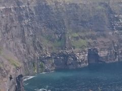 紺碧の海に険しくそそり立つ美しい眺めに魅せられた・・・モハーの断崖・・・レンタカーで走るアイルランド