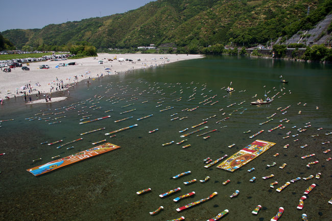 5th May 2015<br /><br />日本の河川で水質がトップクラスの仁淀川。仁淀川が流れる高知県吾川郡いの町では、例年こいのぼりが空ではなく川を泳ぎます。<br />この水中のこいのぼりは、いの町の名産である和紙で出来ています。<br /><br />帰りに高知市内をぶらついてきました。