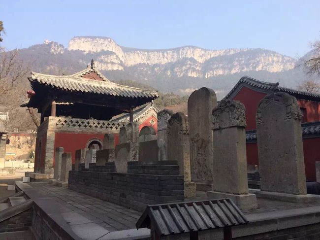 霊岩寺は山東省済南市長清県の万山ノ陽に位置しています。万山ノ陽は泰山山脈の一部分ですから、泰山霊岩寺とも呼ばれています。泰山霊岩寺は中国の震時代に建てられました。今までもう1600年の歴史を持っています。中国の四大寺院の一つ、世界自然と文化遺産を登録しました。寺院の一番有名なのは彫る羅漢の像です。羅漢の像は中国の宋時代の有名な彫刻家が作られたもので、見るだけなら彫刻の像と思わない人間です。そして、寺院の中には有名な墓塔林が存在しています。167個墓の塔があります。特に中国の元時代(1341年)、日本有名な坊主ー邵元さんの墓はこの中にある。泰山霊岩寺は仏教の禅宗流派です。<br />斎国は2000年前(中国春秋時代)に長城を築き上げました。黄河河畔(西)から黄海海辺(東)まで500キロメートルぐらいがあります。斎国長城は〈〈国語〉〉、〈〈左伝〉〉に登録されました。